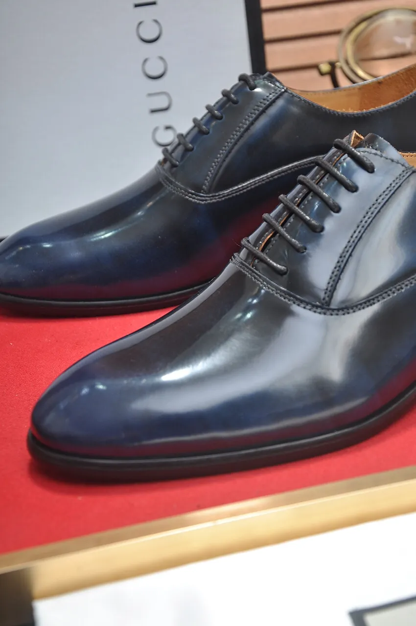 Men's shoes💰500💶Italy's top luxury men's shoe giant (GUCCI) (Gucci) (full cowhide lining) new arrival🍃Original European style🔰 Pleasant to the eye😍In order to make the shoes more durable and non-deformable🌀The production continues to follow traditional methods but there is still no lack of innovation💪Choose original sheepskin for the leather♻️ Smooth and natural And extra bright ⭐Made of imported cowhide, the first choice of rich people 38-45 (45 customized)